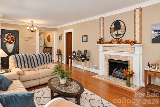609 1st Avenue N, Conover, NC 28613