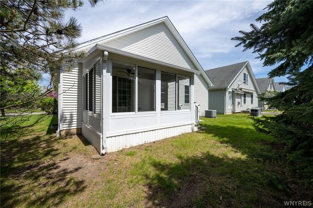 15 Glenfield Drive, West Seneca, NY 14224