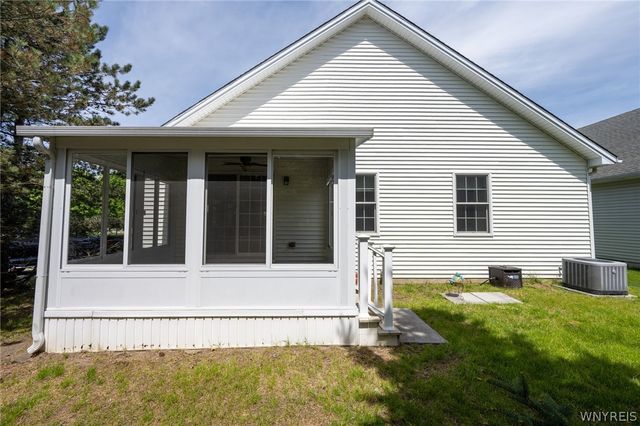 15 Glenfield Drive, West Seneca, NY 14224