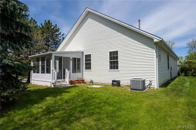 15 Glenfield Drive, West Seneca, NY 14224