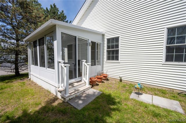 15 Glenfield Drive, West Seneca, NY 14224