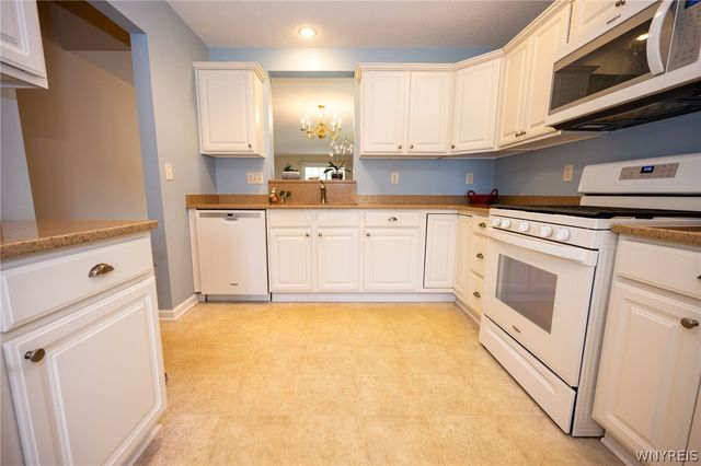 15 Glenfield Drive, West Seneca, NY 14224
