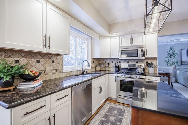 85 E Pointe, Perinton, NY 14450