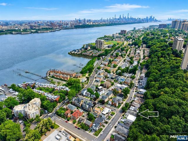 750 Undercliff Avenue, Edgewater, NJ 07020