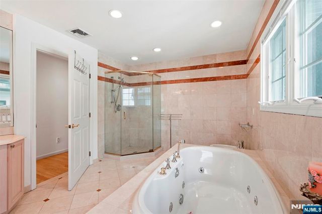 750 Undercliff Avenue, Edgewater, NJ 07020