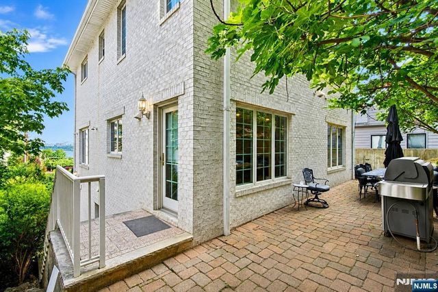 750 Undercliff Avenue, Edgewater, NJ 07020