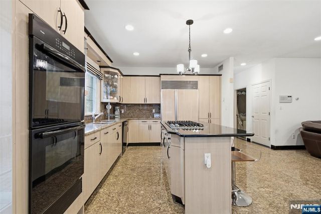750 Undercliff Avenue, Edgewater, NJ 07020