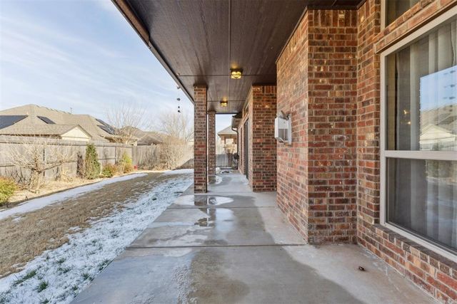 557 W Pine Rose Court Way, Mustang, OK 73064