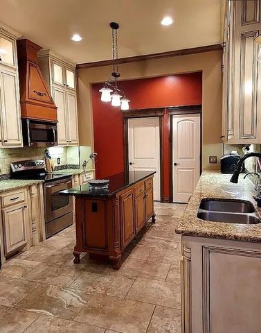 557 W Pine Rose Court Way, Mustang, OK 73064