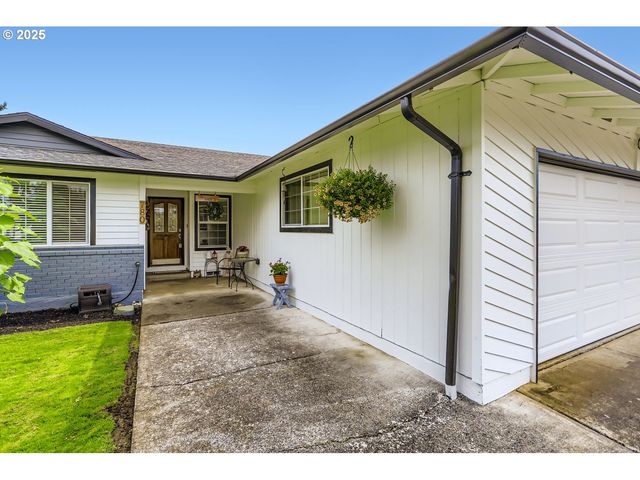 780 S ELM Ct, Canby, OR 97013
