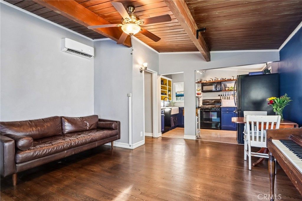 Image 4 of property listing at 8411 Mammoth Avenue, Panorama City, CA 91402