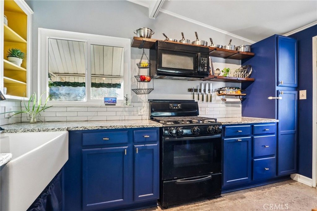 Image 6 of property listing at 8411 Mammoth Avenue, Panorama City, CA 91402