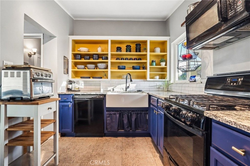 Image 7 of property listing at 8411 Mammoth Avenue, Panorama City, CA 91402