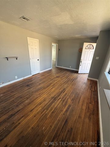 214 E PINE Place, Skiatook, OK 74070