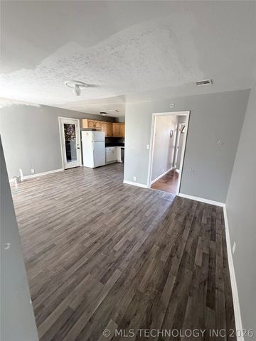 214 E PINE Place, Skiatook, OK 74070