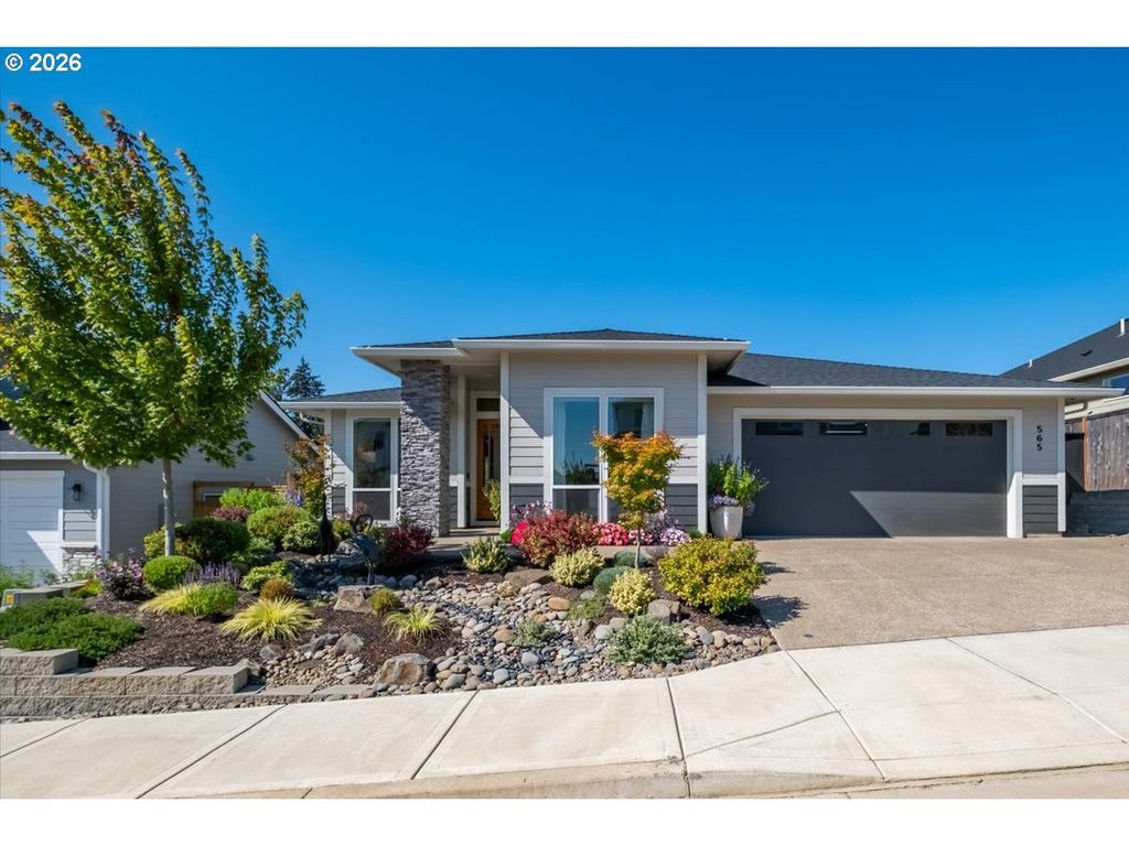 Image 1 of property listing at 525 Nw Crater Lake Dr, Dallas, OR 97338