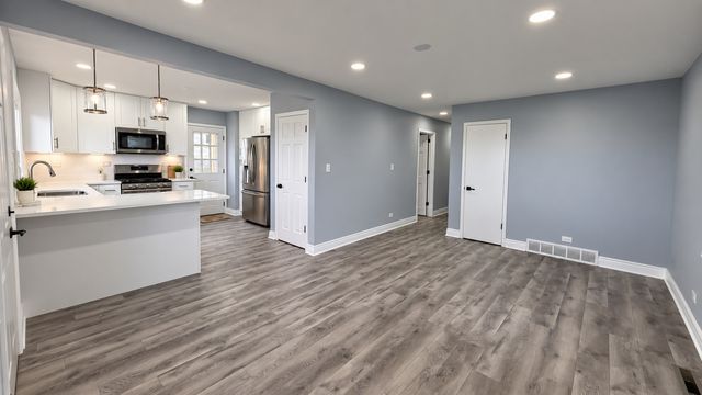 1419 Jefferson Streets, Lake In The Hills, IL 60156