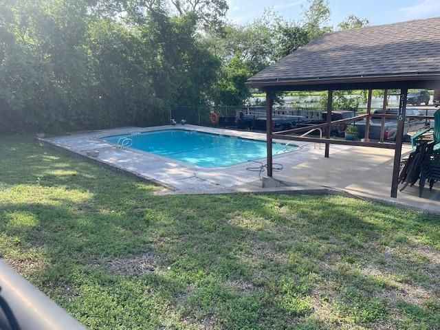 2116 Casa Rio Circle, Dickinson, TX 77539