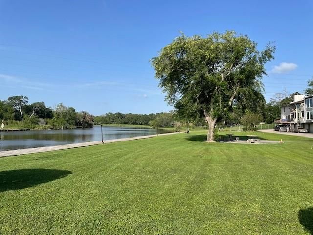 2116 Casa Rio Circle, Dickinson, TX 77539