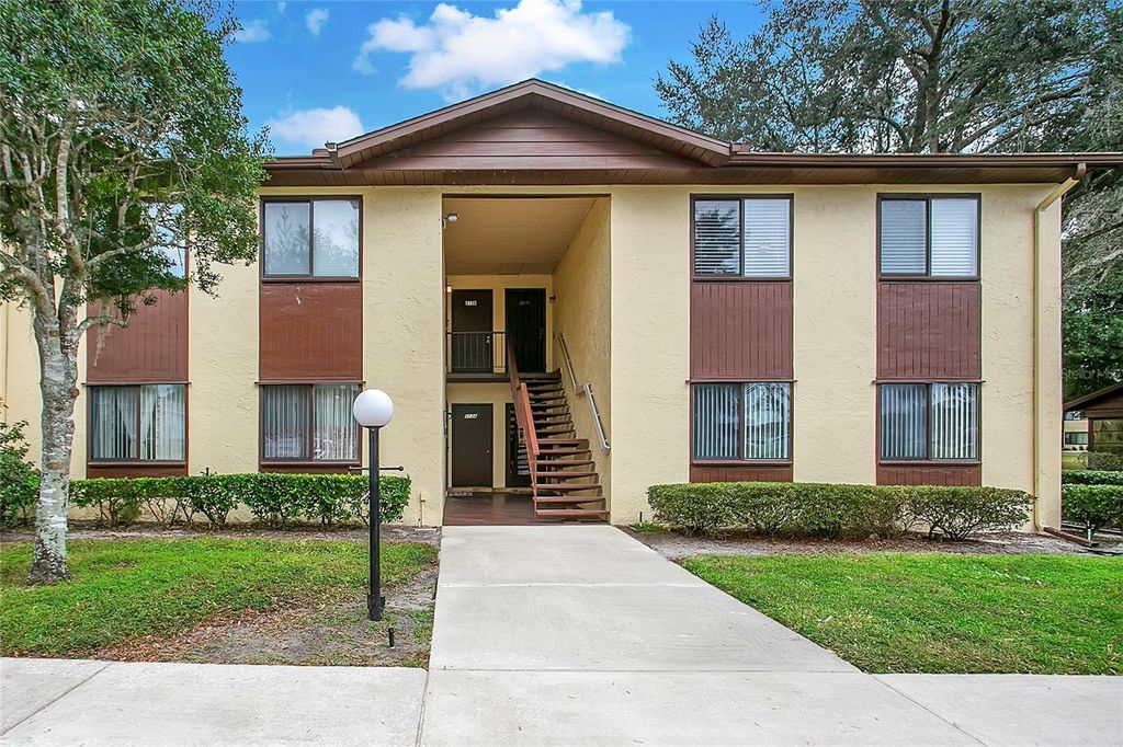 Image 18 of property listing at 513 FAIRWAYS LANE B, Ocala, FL 34472