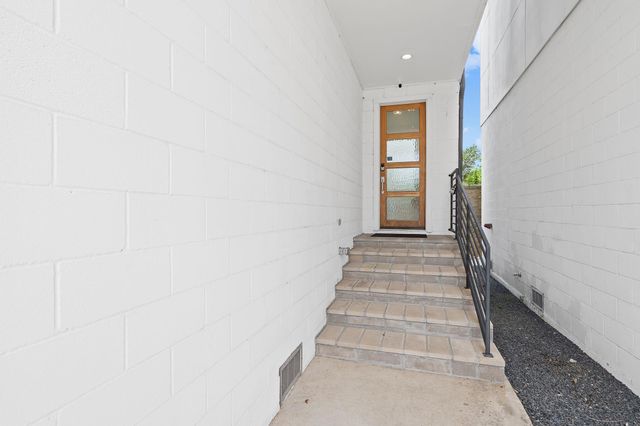 2239 N Macgregor Way, Houston, TX 77004