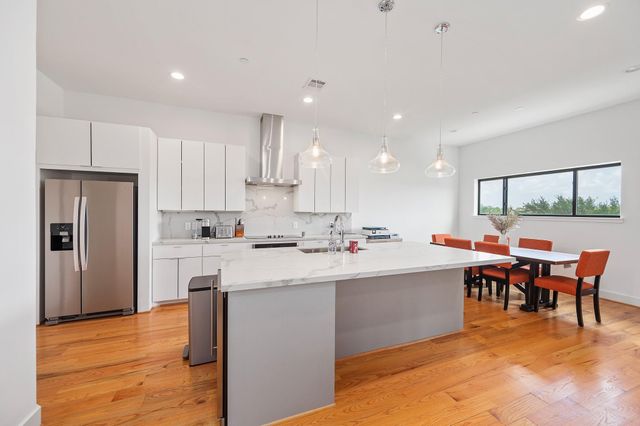 2239 N Macgregor Way, Houston, TX 77004