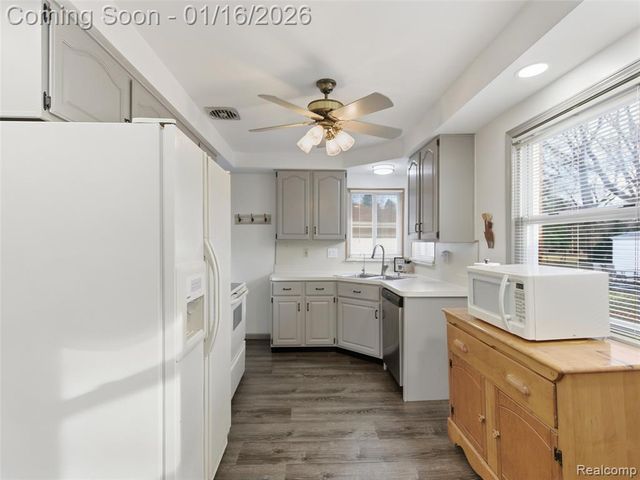 9687 Seavitt Drive, Allen Park, MI 48101