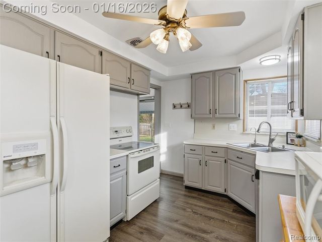 9687 Seavitt Drive, Allen Park, MI 48101