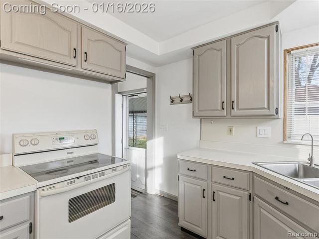 9687 Seavitt Drive, Allen Park, MI 48101