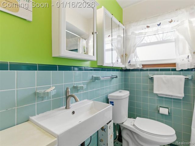 9687 Seavitt Drive, Allen Park, MI 48101