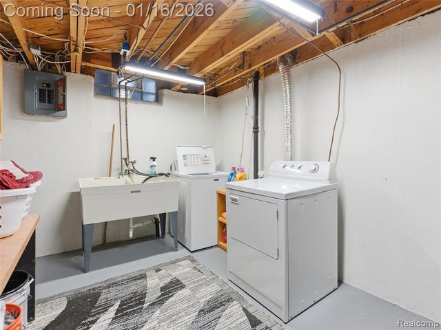 9687 Seavitt Drive, Allen Park, MI 48101