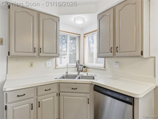 9687 Seavitt Drive, Allen Park, MI 48101