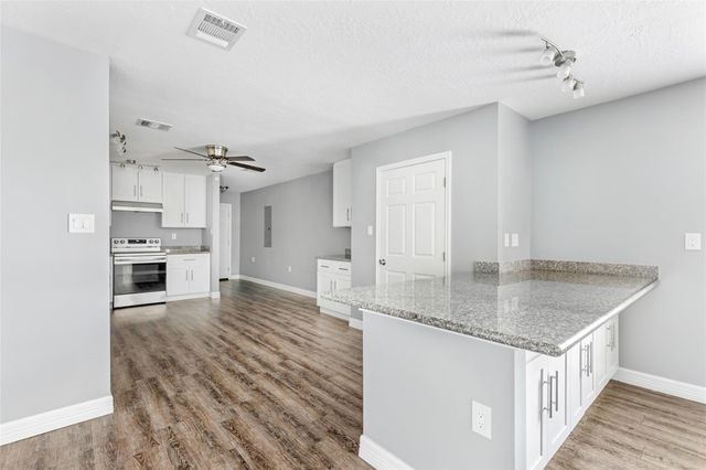 520 E Defee Avenue, Baytown, TX 77520