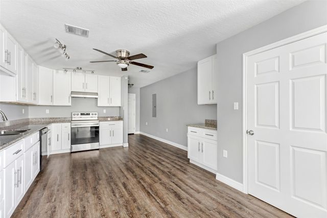 520 E Defee Avenue, Baytown, TX 77520