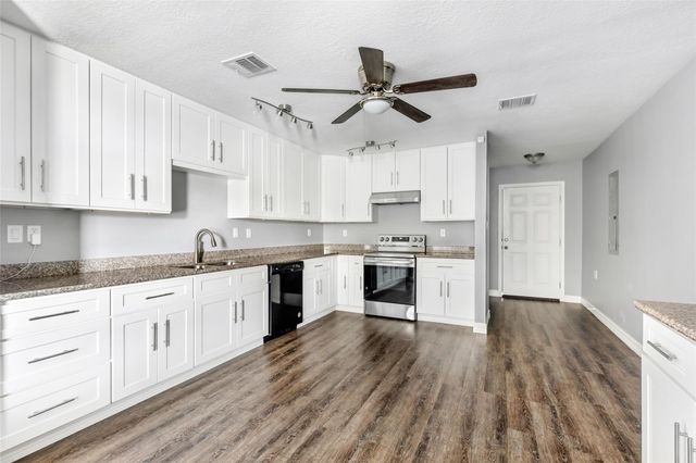 520 E Defee Avenue, Baytown, TX 77520