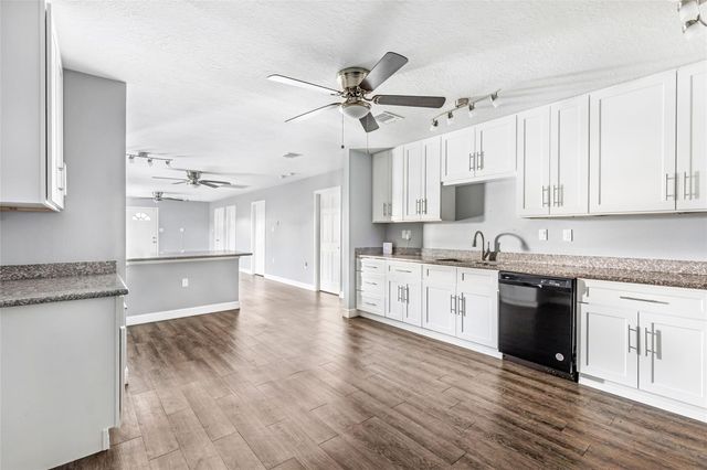 520 E Defee Avenue, Baytown, TX 77520