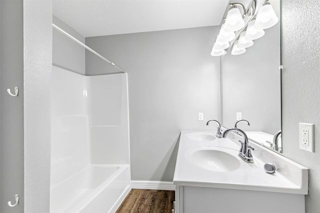 520 E Defee Avenue, Baytown, TX 77520