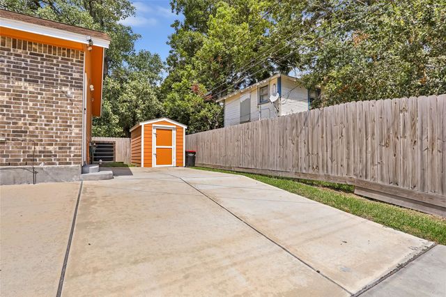 520 E Defee Avenue, Baytown, TX 77520