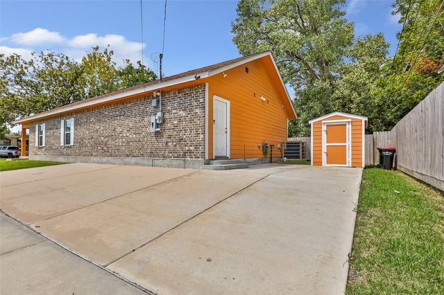 520 E Defee Avenue, Baytown, TX 77520
