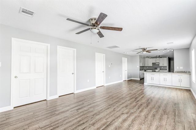 520 E Defee Avenue, Baytown, TX 77520