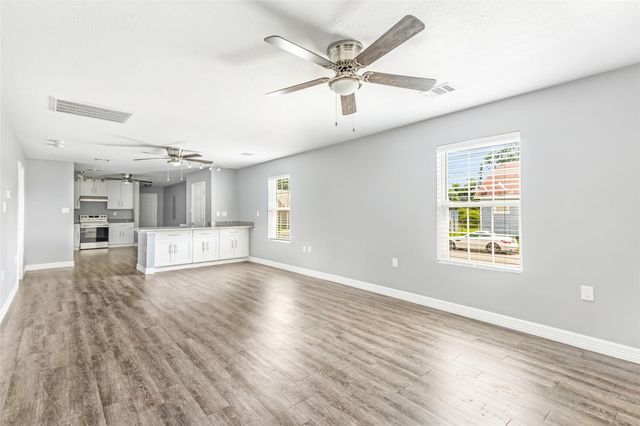 520 E Defee Avenue, Baytown, TX 77520