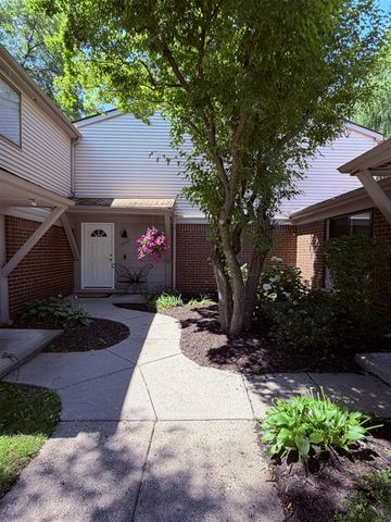 29757 Farmbrook Villa Lane, Southfield, MI 48034