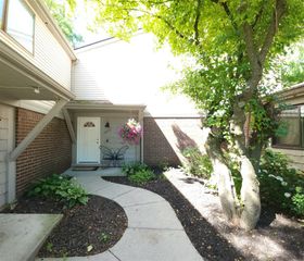 29757 Farmbrook Villa Lane, Southfield, MI 48034