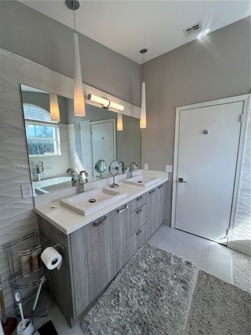 1401 NW 187th Ave, Pembroke Pines, FL 33029