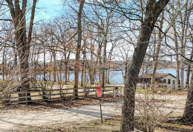 3268 Orchard Drive, Pinckney, MI 48169