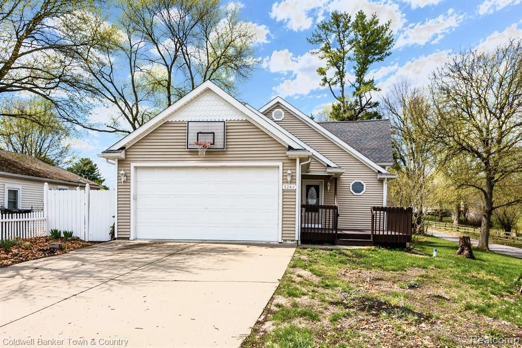 3268 Orchard Drive, Pinckney, MI 48169
