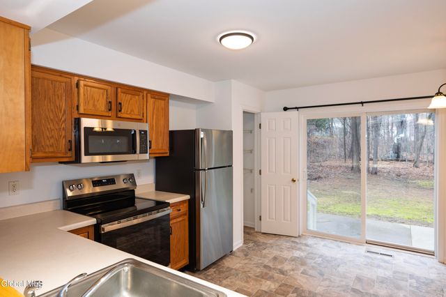 33 Cambridge Drive, Halfmoon, NY 12065