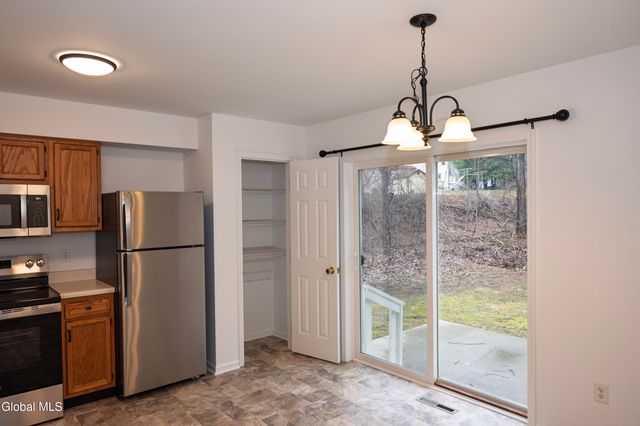 33 Cambridge Drive, Halfmoon, NY 12065