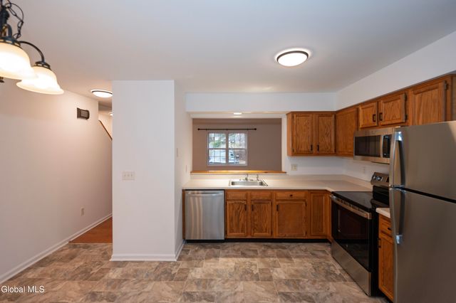 33 Cambridge Drive, Halfmoon, NY 12065