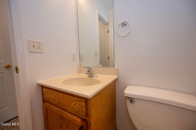 33 Cambridge Drive, Halfmoon, NY 12065